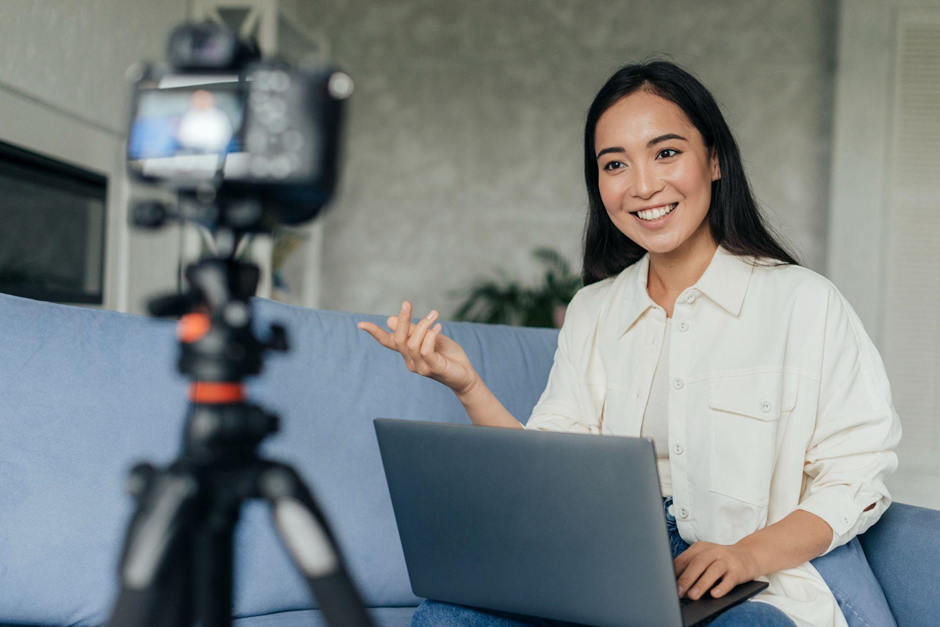 Criadora de conteúdo gravando um vídeo, utilizando Marketing Digital para engajar sua audiência e ampliar seu alcance online.