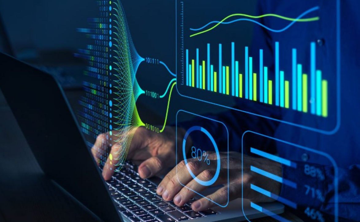 Profissional digitando em um laptop com gráficos digitais e análises de dados projetados na tela. A imagem representa estratégias de análise de desempenho dentro do contexto de o que é marketing digital, destacando a importância do monitoramento de métricas para otimizar campanhas.