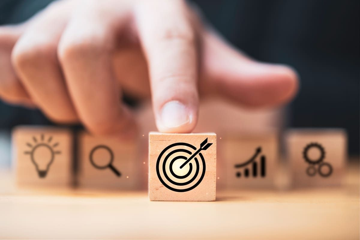 Conceito de branding estratégico, com foco em posicionamento de marca e objetivos claros no mercado.