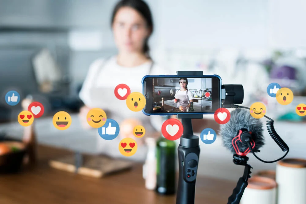 Influenciadora usando estratégias de Marketing Digital para gerar engajamento nas redes sociais.