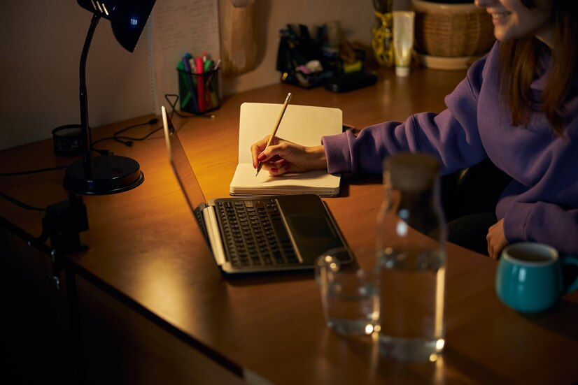 Ghost Writer trabalhando durante a noite, desenvolvendo textos sob demanda com apoio de pesquisa digital.