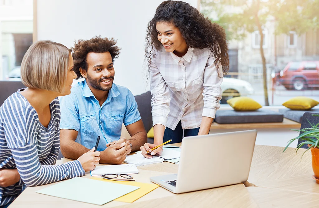 Equipe desenvolvendo estratégias de Marketing Digital em reunião colaborativa