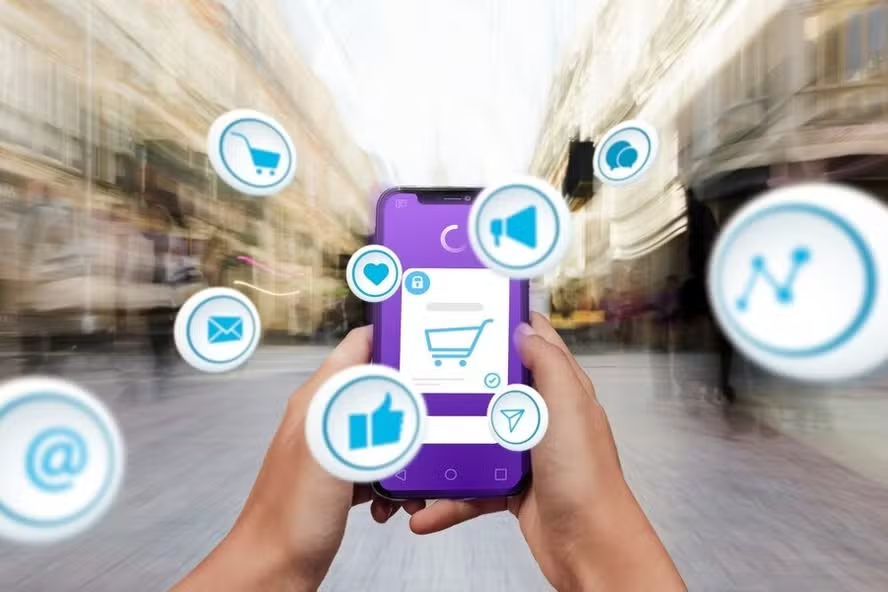 Aplicativo de e-commerce com elementos de Marketing Digital representando vendas online e engajamento.