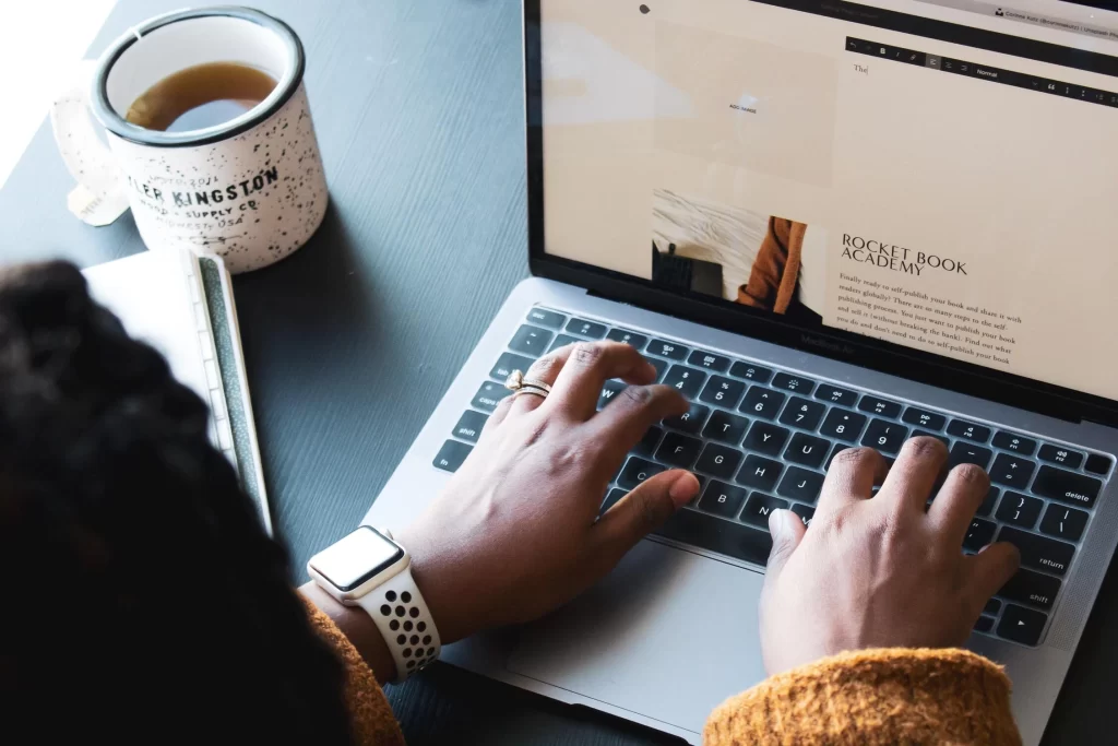 Profissional aplicando conhecimentos de Marketing Digital na criação de conteúdo para curso online.