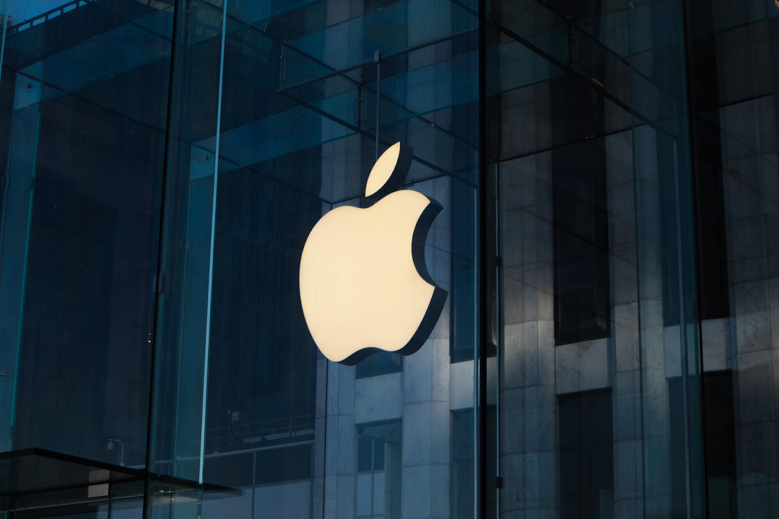Fachada com logotipo da Apple, marca referência mundial em branding e inovação tecnológica.