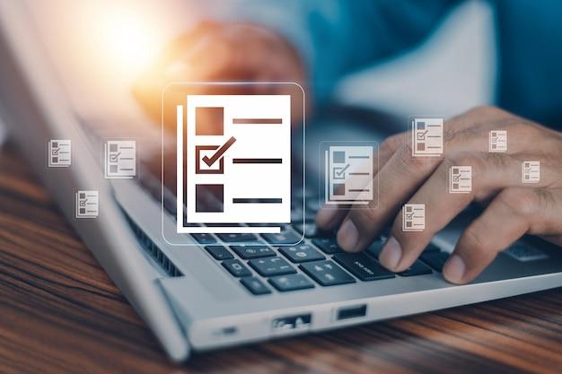 Profissional preenchendo estratégias de copy para campanhas digitais, com foco em organização e execução de ações persuasivas.