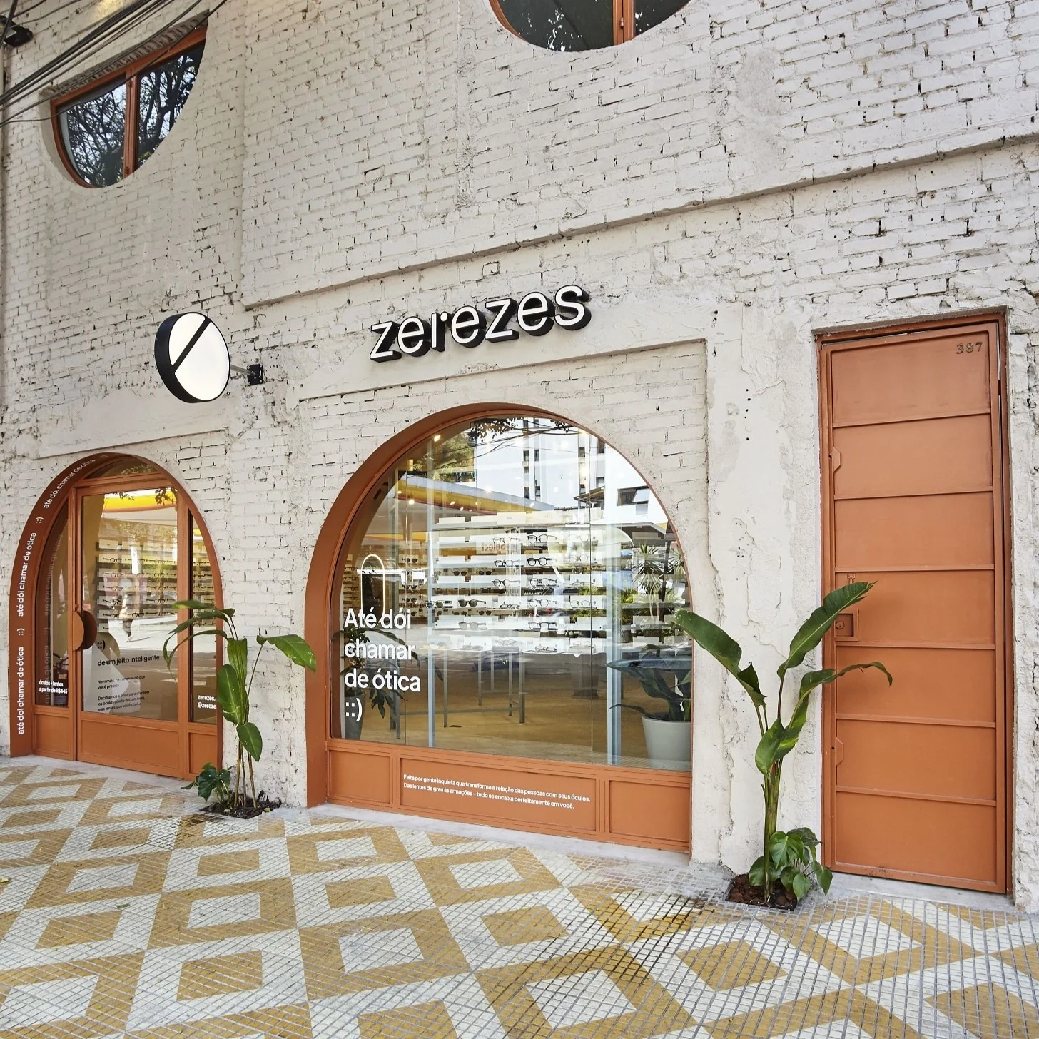 Entrada e Fachada da marca Zerezes, exemplo de branding moderno no setor de ótica.