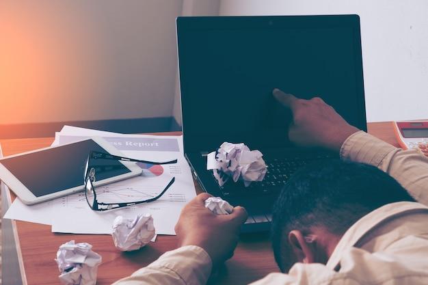 Frustração por falta de resultados em vendas, retratando a ausência de uma copy eficiente nas estratégias digitais.