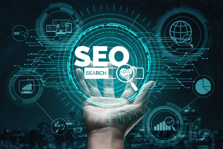 Imagem futurista com uma mão aberta ao centro, segurando um holograma digital com a palavra "SEO" em destaque e a palavra "Search" dentro de uma barra de pesquisa. Ao redor, há ícones representando gráficos, análises, globos de internet e lupas, simbolizando diferentes ferramentas de SEO usadas para otimização de sites, análise de dados, monitoramento de desempenho e visibilidade online. O cenário escuro com circuitos digitais transmite uma sensação tecnológica e estratégica.