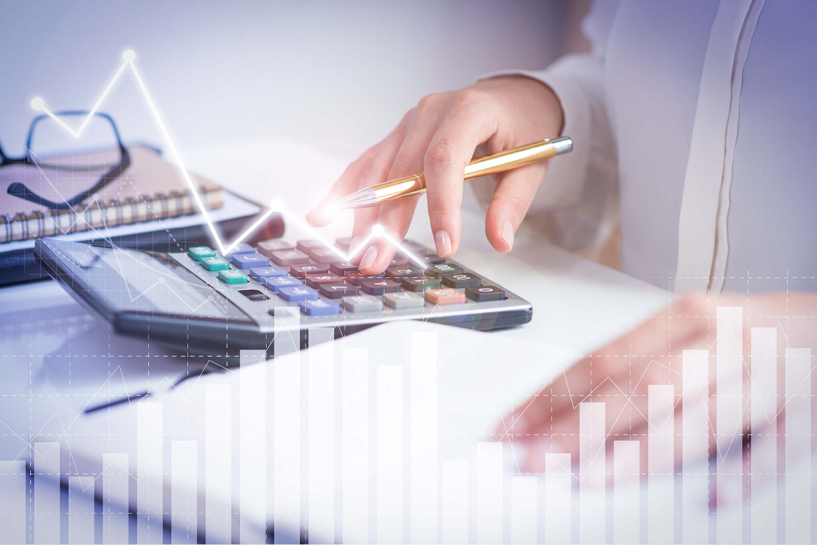 Pessoa calculando resultados com gráficos de crescimento, ilustrando a aplicação de técnicas de vendas para mensurar desempenho.
