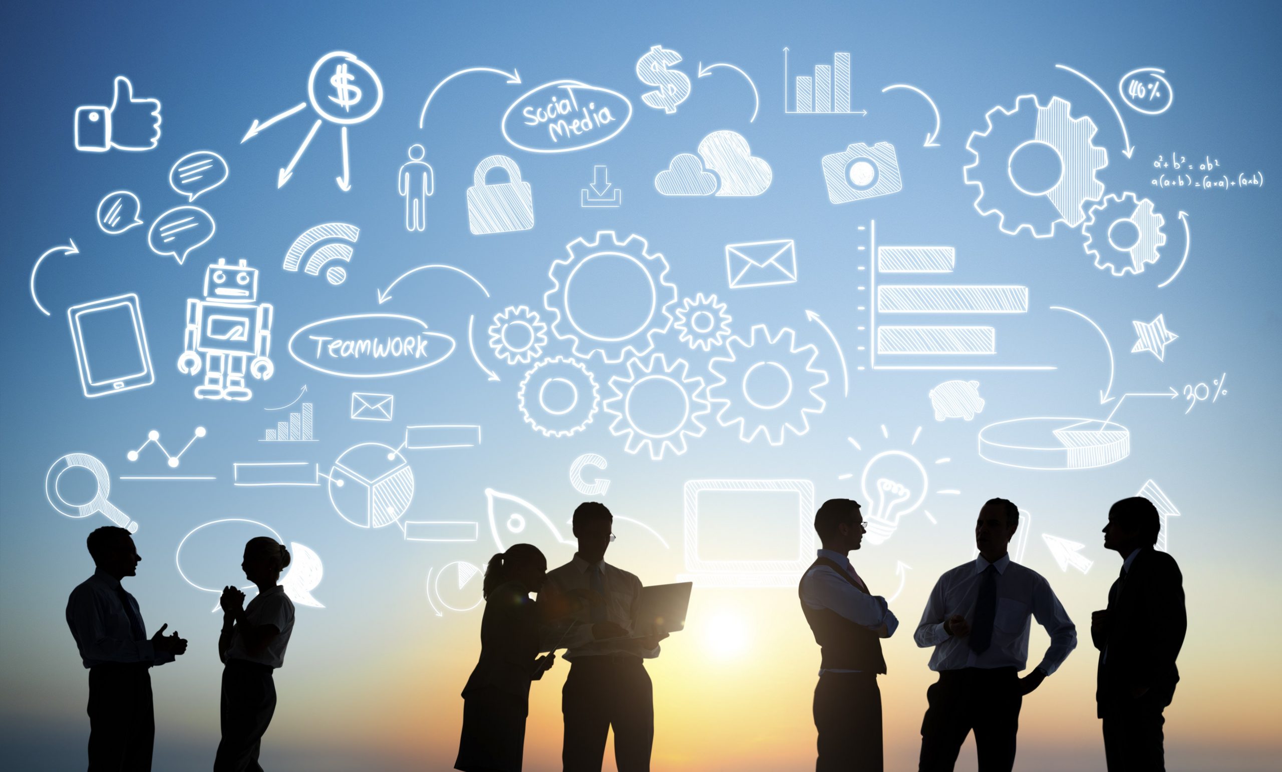 Pessoas utilizando tecnologia interativa para explorar estratégias de Marketing Digital.