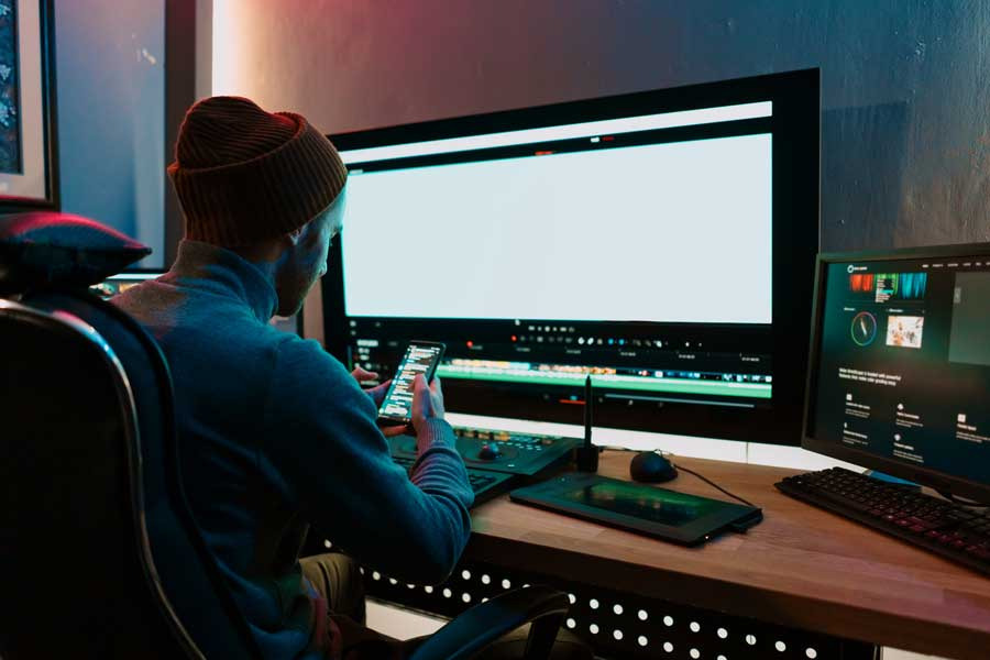Ilustração de criador de conteúdo gravando vídeo, representando o que é marketing digital através do uso de vídeos online.
