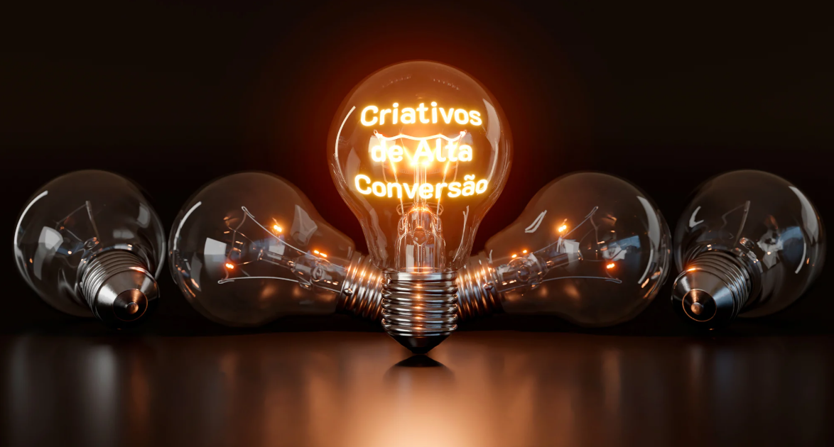 Cinco lâmpadas, sendo a central acesa e com o texto "Criativos de Alta Conversão" em destaque. Simboliza a ideia principal e o sucesso de Criativos de Alta Conversão.